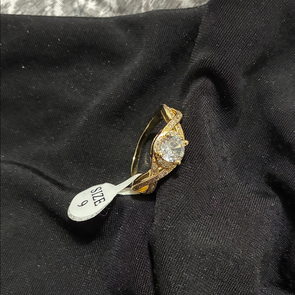 Elegant Gold Women's Ring with Clear Stone